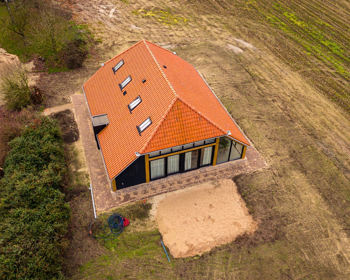 Woning met oranje pannendak en wolfsdak, gezien van boven